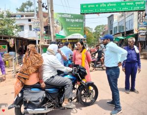 अधिकारी-कर्मचारियों द्वारा आम लोगों को दी जा रही है हेलमेट पहनने की समझाइश