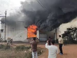  शहर मे गद्दा बनाने वाली फैक्ट्री में आग, दो महिला मजदूरों की मौत