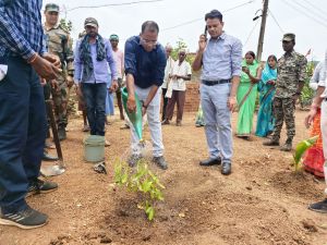  विश्व पर्यावरण दिवस के अवसर पर कलेक्टर सहित अधिकारी-कर्मचारियों ने किया पौधरोपण 
