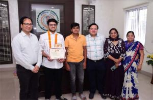  कलेक्टर ने अनन्य अग्रवाल को जेईई एडवांस में 261 रैंक लाने पर प्रशस्ति पत्र भेंट कर किया सम्मानित