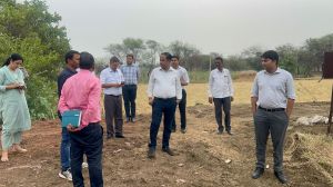 परसकोल में निरीक्षण के दौरान कलेक्टर डॉ गौरव सिंह मत्स्य पालक दीनदयाल ध्रुव से मिले परसकोल में निरीक्षण के दौरान कलेक्टर डॉ गौरव सिंह मत्स्य पालक दीनदयाल ध्रुव से मिले