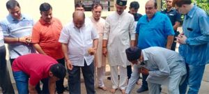 विधायक पुरंदर मिश्रा ने न्यू सेल्स टैक्स कॉलोनी में विकास कार्यों के लिए 5 लाख रूपये देने की घोषणा की विधायक पुरंदर मिश्रा ने न्यू सेल्स टैक्स कॉलोनी में विकास कार्यों के लिए 5 लाख रूपये देने की घोषणा की