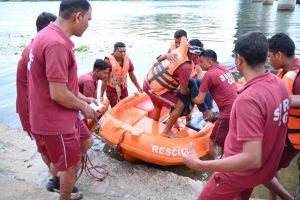 बाढ़ आपदा से बचाव हेतु एसडीआरएफ़ ने किया शिवनाथ नदी में मॉकड्रिल