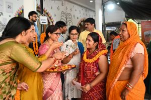 अतिथि देवो भव की परंपरा को निभाते हुए जनदर्शन के लिए जुट रहे आवेदकों का हो रहा स्वागत अतिथि देवो भव की परंपरा को निभाते हुए जनदर्शन के लिए जुट रहे आवेदकों का हो रहा स्वागत