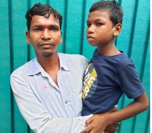 दिव्यांग बच्चे हेमराज राठिया को लेकर आए पिता, मुख्यमंत्री ने इलाज के लिए मौके से ही भेज दिया दिव्यांग विशेष गृह दिव्यांग बच्चे हेमराज राठिया को लेकर आए पिता, मुख्यमंत्री ने इलाज के लिए मौके से ही भेज दिया दिव्यांग विशेष गृह