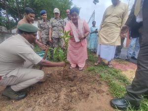  न्यायाधीश रजनी दुबे ने जामुन के पौधे का रोपण कर मनाया अपना जन्मदिन