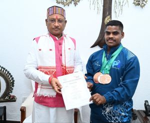 मुख्यमंत्री से एशियन मेन्स इक्विप्ड पावरलिफ्टिंग चैंपियनशिप के पदक विजेता खिलाड़ी जे. भागवत राव ने की सौजन्य मुलाकात मुख्यमंत्री से एशियन मेन्स इक्विप्ड पावरलिफ्टिंग चैंपियनशिप के पदक विजेता खिलाड़ी जे. भागवत राव ने की सौजन्य मुलाकात