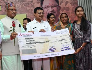 मुख्यमंत्री ने पंजीकृत निर्माण श्रमिकों के मेधावी बच्चों को प्रोत्साहन राशि और स्कूटी खरीदने के लिए चेक वितरित किए मुख्यमंत्री ने पंजीकृत निर्माण श्रमिकों के मेधावी बच्चों को प्रोत्साहन राशि और स्कूटी खरीदने के लिए चेक वितरित किए