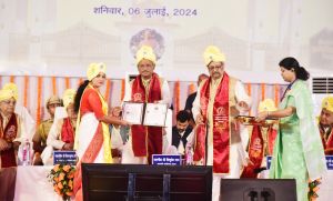   पंडित सुंदरलाल शर्मा मुक्त विश्वविद्यालय के छठवें दीक्षांत समारोह में शामिल हुए राज्यपाल विश्व भूषण हरिचंदन एवं मुख्यमंत्री विष्णु देव साय 