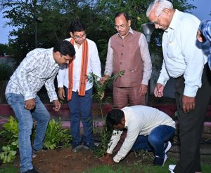 राजस्व मंत्री टंकराम वर्मा ने एक पेड़ मां के नाम अभियान के तहत लगाया नीम का पौधा