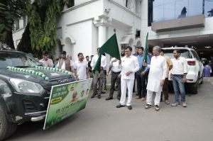 एक पेड़ मां के नाम अभियान रथ को मंत्री श्री देवांगन ने हरी झंडी दिखाकर किया रवाना