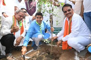  राजस्व मंत्री ने एक पेड़ माँ के नाम अभियान में रोपा मौलश्री का पौधा