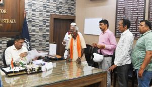 कलेक्टर ने जनदर्शन में सुनी लोगों की समस्याएं कलेक्टर ने जनदर्शन में सुनी लोगों की समस्याएं