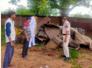  मां दुर्गा ट्रेडर्स के गोदाम से 3 लाख रुपए मूल्य का 15 टन अवैध कबाड़ जप्त 