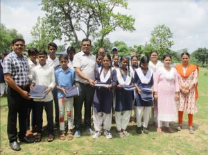 निर्धन छात्र निधि से बच्चों को निःशुल्क गणवेश वितरित निर्धन छात्र निधि से बच्चों को निःशुल्क गणवेश वितरित