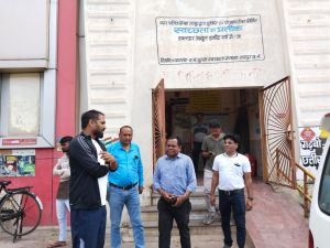 आयुक्त ने स्वामी आत्मानंद स्कूल शहीद स्मारक शाला परिसर में शौचालय की सफाई व्यवस्था का निरीक्षण किया                                            
