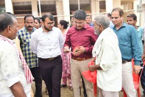 कलेक्टर ने शहर में आयोजित समस्या निवारण शिविरों का किया निरीक्षण