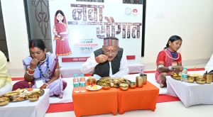  जब मितानिन दीदियों के साथ पंगत में बैठकर मुख्यमंत्री ने किया भोजन 