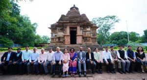  वित्त आयोग के अध्यक्ष डॉ. पनगढ़िया नारायणपाल मंदिर की वस्तुकला देखकर प्रभावित हुए