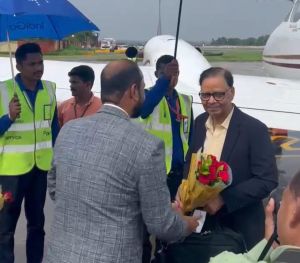 केंद्रीय वित्त आयोग के दल का माँ दंतेश्वरी एयरपोर्ट जगदलपुर में किया गया आत्मीय स्वागत