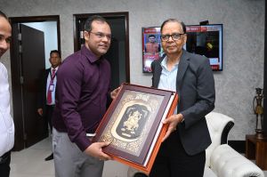 केंद्रीय वित्त आयोग के अध्यक्ष अरविंद पनगढ़िया तथा सदस्यों को स्वामी विवेकानंद विमानतल पर स्मृति चिन्ह भेंट कर दी गई बिदाई केंद्रीय वित्त आयोग के अध्यक्ष अरविंद पनगढ़िया तथा सदस्यों को स्वामी विवेकानंद विमानतल पर स्मृति चिन्ह भेंट कर दी गई बिदाई