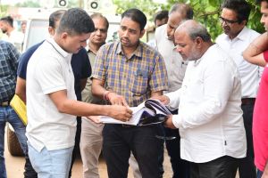 कलेक्टर ने शहर में जन सुविधाओं के विकास के लिए प्रस्तावित स्थलों का दौरा किया कलेक्टर ने शहर में जन सुविधाओं के विकास के लिए प्रस्तावित स्थलों का दौरा किया