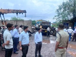 कलेक्टर डाॅ. गौरव सिंह के निर्देश पर जिला प्रशासन ने कबाड़ यार्ड में की कार्रवाई कलेक्टर डाॅ. गौरव सिंह के निर्देश पर जिला प्रशासन ने कबाड़ यार्ड में की कार्रवाई