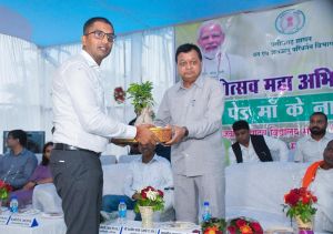  एक पेड़ माँ के नाम: जगह-जगह हो रहा पौधरोपण