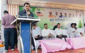  हर नागरिक एक पेड़ मां के नाम अवश्य लगाएं: मंत्री श्री देवांगन
