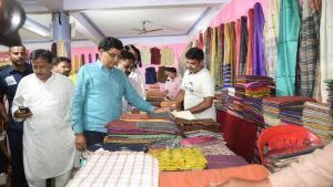 कैबिनेट मंत्री टंक राम वर्मा ने  हाथकरघा वस्त्रों के भव्य प्रदर्शनी सह-विक्रय का किया शुभारंभ