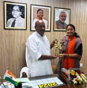  केंद्रीय मंत्री डॉ. वीरेन्द्र कुमार खटीक से मंत्री लक्ष्मी राजवाड़े ने की सौजन्य मुलाकात