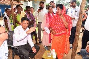 कलेक्टर ने बाइक से किया मलेरिया प्रभावित गांवों का दौरा कलेक्टर ने बाइक से किया मलेरिया प्रभावित गांवों का दौरा