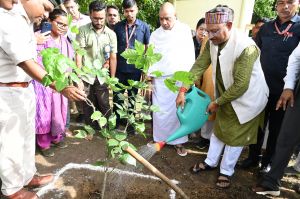 मुख्यमंत्री ने अघोर गुरु पीठ ब्रह्मनिष्ठालय परिसर में करंज का पौधा रोपा