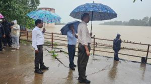  संभाग आयुक्त श्री राठौर ने शिवनाथ नदी में बाढ़ की स्थिति का लिया जायजा
