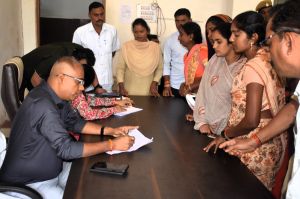 सीईओ जिला पंचायत ने जनदर्शन में सुनी आम लोगों की समस्याएंए निराकरण हेतु त्वरित कार्यवाही करने के दिए निर्देश सीईओ जिला पंचायत ने जनदर्शन में सुनी आम लोगों की समस्याएंए निराकरण हेतु त्वरित कार्यवाही करने के दिए निर्देश