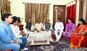  उप मुख्यमंत्री  अरुण साव पहुंचे शहीद भरत साहू के घर, परिजनों से मिलकर बंधाया ढांढस