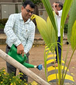 &lsquo;एक पेड़ माँ के नाम&lsquo;&lsquo;: योजना एवं नीति सलाहकार डॉ. धीरेन्द्र तिवारी ने किया पौधरोपण