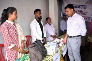 कलेक्टर ने डौण्डीलोहारा में  जन समस्या निवारण शिविर का किया अवलोकन 