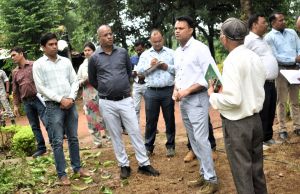 बालोद कलेक्टर ने  विभिन्न ग्रामों में पहुँचकर विकास कार्यों का किया निरीक्षण