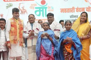  मुख्यमंत्री के हाथों वनाधिकार पत्र का फौती-नामांतरण किसान पुस्तिका पाकर हर्षित हुईं सुनामनी और बुधरी