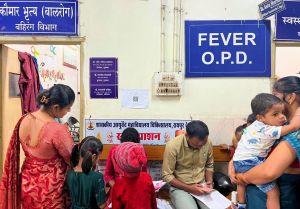 लगातार बारिश के बीच स्वर्णप्राशन के लिए आयुर्वेद महाविद्यालय चिकित्सालय में उमड़ी भीड़