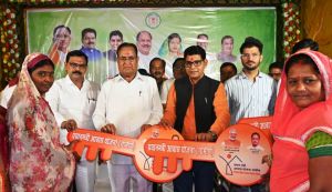 राजस्व मंत्री ने पीएम आवास के हितग्राही को कराया गृह प्रवेश राजस्व मंत्री ने पीएम आवास के हितग्राही को कराया गृह प्रवेश