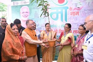 मुख्यमंत्री साय ने महतारी वंदन हितग्राही को सौंपा पौधा मुख्यमंत्री साय ने महतारी वंदन हितग्राही को सौंपा पौधा