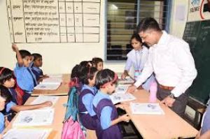 कलेक्टर ने घोड़ादाना प्राथमिक स्कूल का किया निरीक्षण कलेक्टर ने घोड़ादाना प्राथमिक स्कूल का किया निरीक्षण