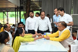 जन दर्शन में मुख्यमंत्री को बहनों ने बांधी राखी, मुख्यमंत्री ने कहा- रक्षाबंधन का देंगे उपहार जन दर्शन में मुख्यमंत्री को बहनों ने बांधी राखी, मुख्यमंत्री ने कहा- रक्षाबंधन का देंगे उपहार