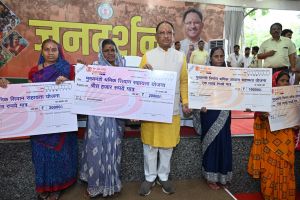 साय सरकार ने दी श्रमिक परिवारों को 135.96 करोड़ रूपए की सहायता राशि साय सरकार ने दी श्रमिक परिवारों को 135.96 करोड़ रूपए की सहायता राशि