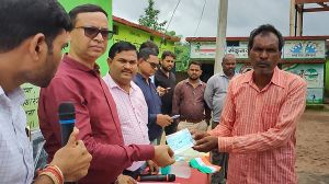  ओला पीड़ित किसानों को 9 लाख का मुआवजा वितरित