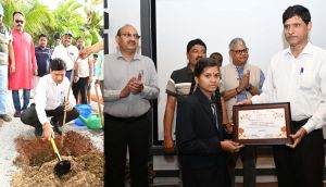 वन महानिदेशक ने एक पेड़ मां के नाम अभियान के तहत नंदनवन जंगलसफारी में महुए के पौधे लगाए वन महानिदेशक ने एक पेड़ मां के नाम अभियान के तहत नंदनवन जंगलसफारी में महुए के पौधे लगाए