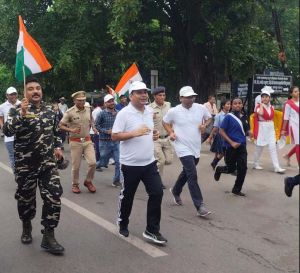 स्वतंत्रता दौड़ में तिरंगा लेकर राजधानी वासियों ने लगाई दौड़ स्वतंत्रता दौड़ में तिरंगा लेकर राजधानी वासियों ने लगाई दौड़
