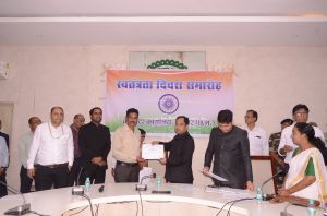 कलेक्टर डाॅ. गौरव सिंह ने उत्कृष्ट कार्य करने वाले अधिकारी व कर्मचारी सम्मानित कलेक्टर डाॅ. गौरव सिंह ने उत्कृष्ट कार्य करने वाले अधिकारी व कर्मचारी सम्मानित